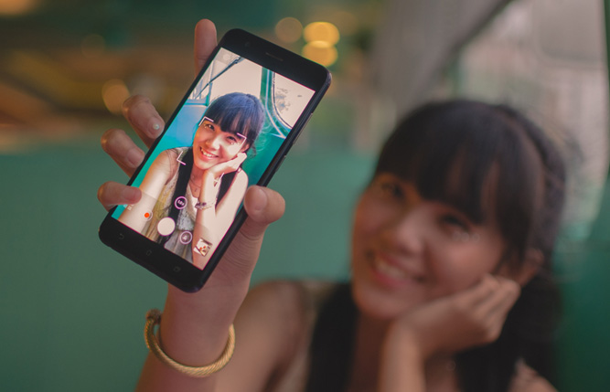 Selfie Girl in Cafe